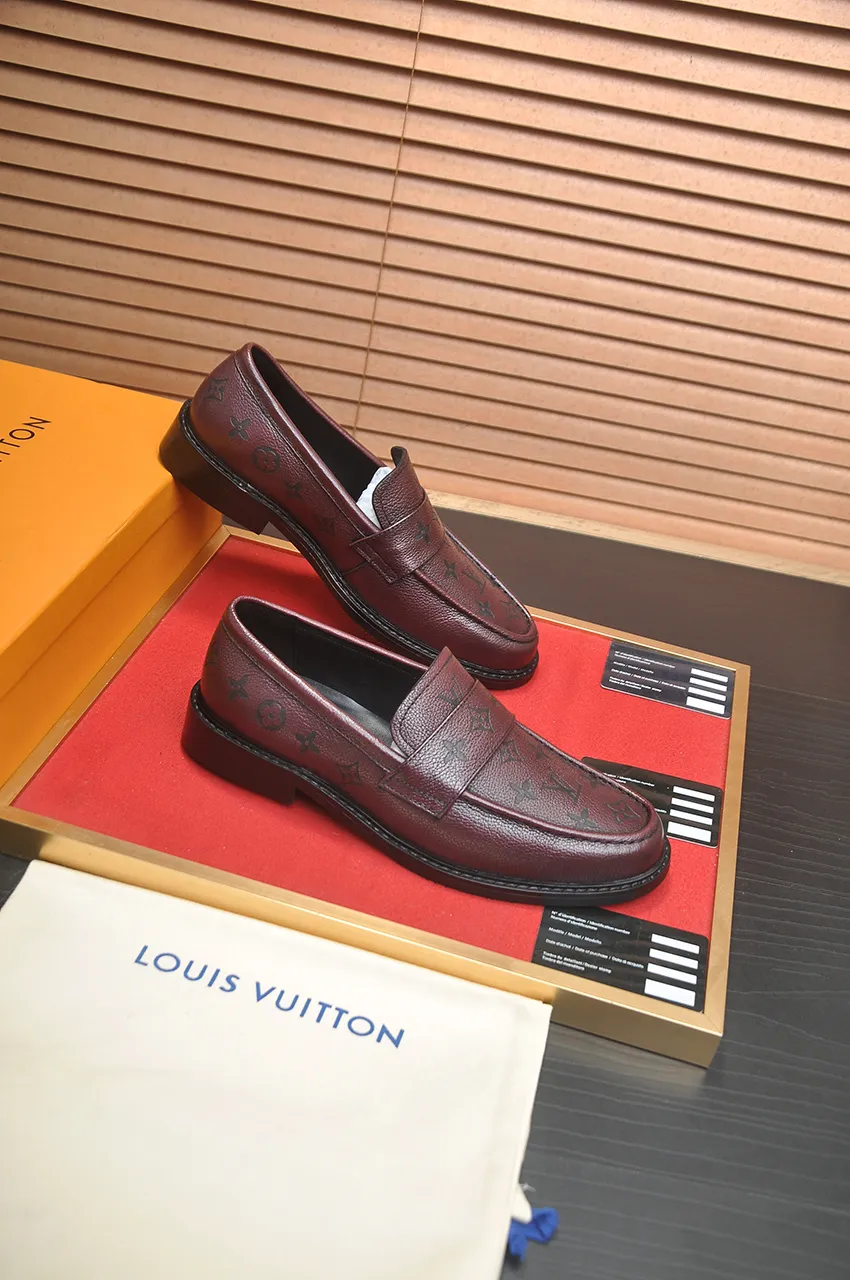 Men's men's shoes 💰460💶 [LV] (all high-end sheep lining) 🍀LV's latest genuine leather business suit shoes are launched simultaneously on the official website. The first-layer cowhide imported from Italy is made of heavy gold, 💥official website 1:1 rubber outsole. Versatile to wear, high-end without losing class, and the color combination is extraordinary. This four-season style is alluring when worn on your feet, showing off your big-name flair. Standard code 38-45 (45 customized)